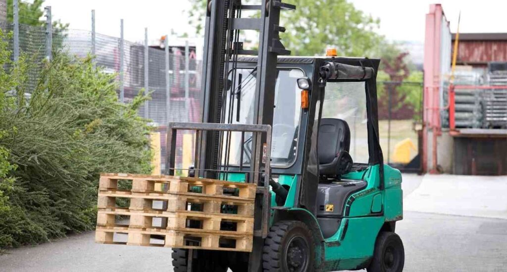 forklift-with-pallets